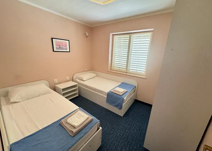 安东尼奥公寓 *